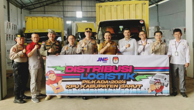 Menjelang Pilkada serentak 2024, Komisi Pemilihan Umum (KPU) Kabupaten Garut melakukan langkah strategis dalam pendistribusian logistik pemilu dengan menggandeng JNE, perusahaan ekspedisi terkemuka. Kerjasama ini diharapkan dapat memastikan seluruh logistik Pilkada seperti surat suara dan bilik suara tiba di Tempat Pemungutan Suara (TPS) dengan aman dan tepat waktu.