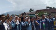 Ratusan warga Kampung Sirnasari, RT 01/RW 08, Kecamatan Sukawening, memadati lokasi acara senam sehat bersama yang berlangsung pada Minggu pagi. Kegiatan yang digelar dengan suasana penuh semangat ini menjadi bukti dukungan masyarakat terhadap pasangan calon Bupati dan Wakil Bupati Garut, Syukur Amin dan Putri Karlina.