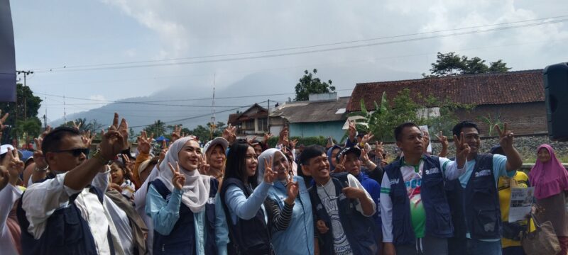 Ratusan warga Kampung Sirnasari, RT 01/RW 08, Kecamatan Sukawening, memadati lokasi acara senam sehat bersama yang berlangsung pada Minggu pagi. Kegiatan yang digelar dengan suasana penuh semangat ini menjadi bukti dukungan masyarakat terhadap pasangan calon Bupati dan Wakil Bupati Garut, Syukur Amin dan Putri Karlina.