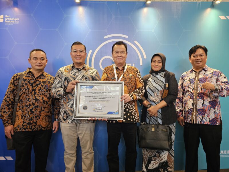 Kepala Disdukcapil Garut, Natsir Alwi, menerima secara simbolis Penghargaan sebagai unit kerja pelayanan berpredikat menuju Wilayah Bebas Korupsi (WBK), dalam acara Penerimaan Penganugerahan Zona Integritas, yang dilaksanakan di Hotel Bidakara Jakarta, Rabu (11/12/2024).