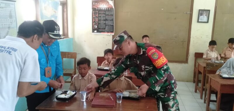 Koramil 1103/Sucinaraja melaksanakan program uji coba makan siang bergizi gratis untuk 102 siswa-siswi SDN 4 Cinunuk, Kecamatan Wanaraja. Kegiatan ini merupakan wujud komitmen TNI mendukung program pemerintah meningkatkan kualitas hidup generasi muda.