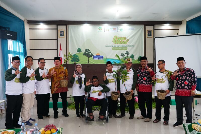 Pelaksanaan penanaman pohon dalam program Green Wakaf, yang dilaksanakan di area Sekolah Tinggi Agama Islam Darul Arqam (STAIDA) Muhammadiyah Garut, Jalan Bratayudha, Kecamatan Garut Kota, Kabupaten Garut, Minggu (22/12/2024).