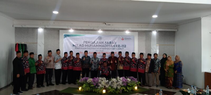 Pimpinan Daerah Muhammadiyah (PDM) Kabupaten Garut menggelar Pengajian Akbar sebagai puncak perayaan Milad Muhammadiyah ke-112. Dengan mengusung tema nasional, *“Menghadirkan Kemakmuran untuk Semua”*, Muhammadiyah Kabupaten Garut meluncurkan tiga program unggulan sebagai bentuk kontribusi nyata untuk masyarakat