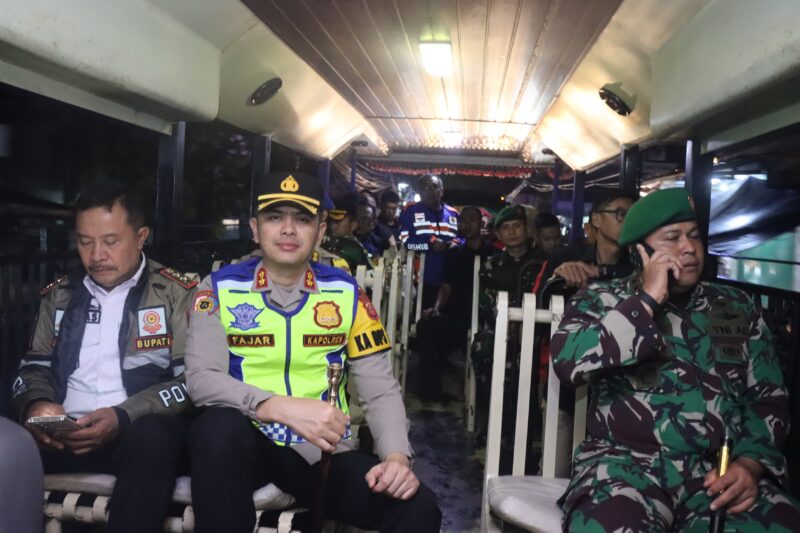 Pj Bupati Garut, Barnas Adjidin, bersama jajaran Forkopimda Kabupaten Garut, melakukan monitoring ke beberapa wilayah di Kabupaten Garut pada malam tahun baru 2025, Selasa (31/12/2024). (Foto : Moch. Ahdiansyah/Diskominfo Kab. Garut).