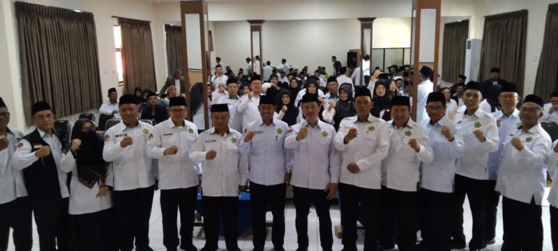 Kepala Kementerian Agama Kabupaten Garut, Dr. H. Saepulloh, S.Ag., M.Pd.I., memimpin pembinaan Kepala Madrasah Aliyah dan Pengukuhan Pokjawas Madrasah KKM serta KKMTS di Kabupaten Garut, yang bertujuan untuk memperkuat sinergi antara kepala madrasah, guru, dan pengawas dalam mencerdaskan peserta didik.