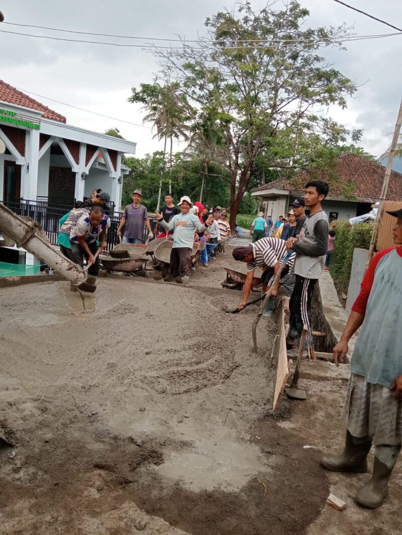 Warga Kampung Babakan Cipari, Desa Sukarasa, Kecamatan Pangatikan, Kabupaten Garut, menyambut gembira pembangunan jalan cor beton red mix yang kini tengah dikerjakan. Jalan ini menjadi akses utama menuju pemakaman umum setempat dan diharapkan dapat meningkatkan kenyamanan serta kemudahan mobilitas masyarakat.