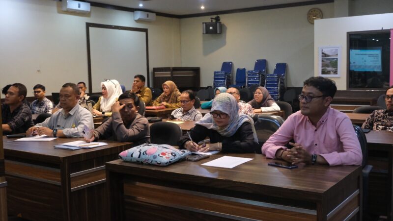 Rapat Penyusunan Rencana Penanggulangan Kemiskinan Daerah yang berlangsung di Aula BAPPEDA Kabupaten Garut, Jalan Patriot, Kecamatan Tarogong Kidul, Kabupaten Garut, Jum'at (7/2/2025).