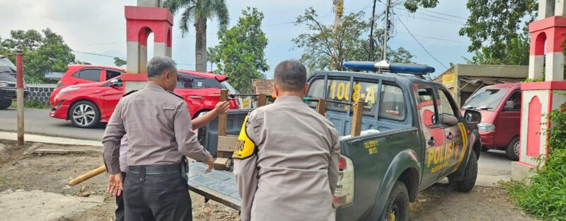 Menanggapi aduan yang diterima melalui Taros Kapolres Garut mengenai permainan judi muncang yang meresahkan masyarakat, anggota Polsek Banyuresmi melakukan patroli dan berhasil menyita alat-alat yang digunakan dalam permainan tersebut. Rabu (12/02/2025).