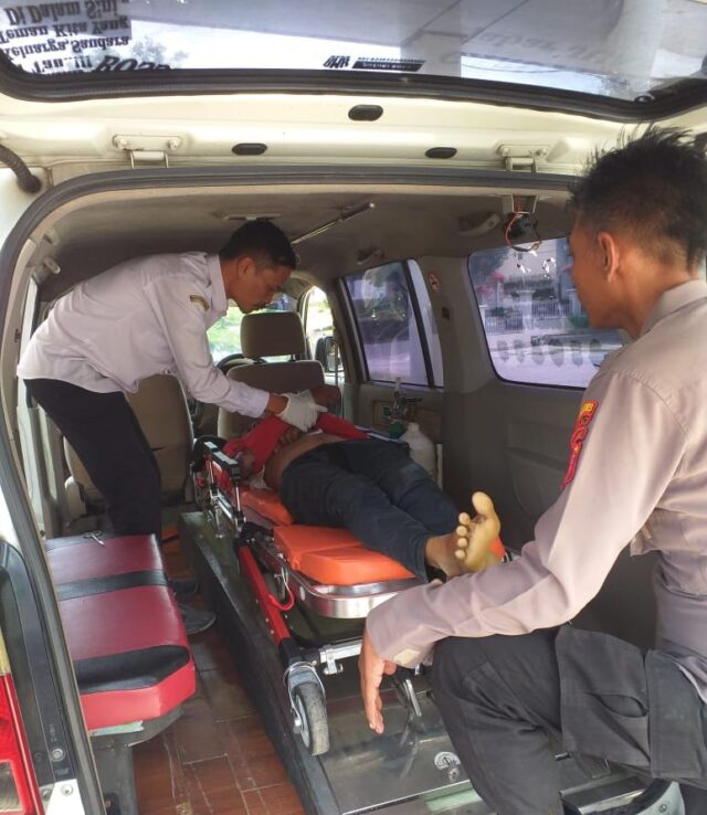 Seorang pria ditemukan meninggal dunia dalam posisi telungkup di atas kabel internet yang terpasang di gardu listrik di Kampung Situ Batu, Desa Cipareuan, Kecamatan Cibiuk, Kabupaten Garut, Rabu (12/02/2025).