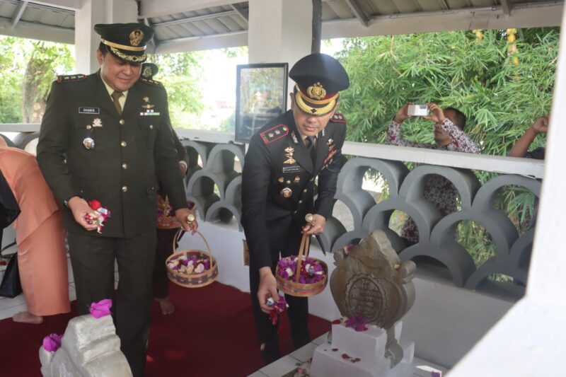 Kapolres Garut, AKBP Mochamad Fajar Gemilang bersama Unsur Forkopimda melaksanakan kegiatan ziarah ke makam Bupati Garut pertama, R.A.A Adiwijaya, yang terletak di Kampung Cipejeuh, Kecamatan Garut Kota. Jumat (14/02/2025).