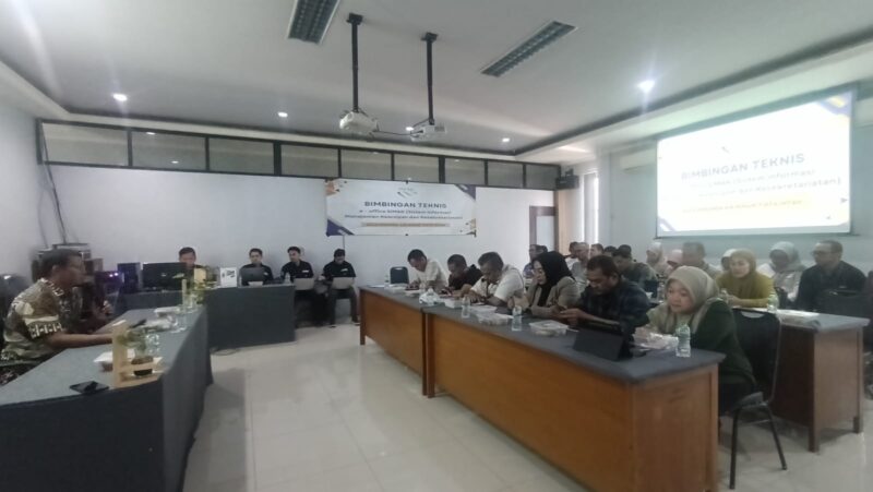 Perumda Air Minum Tirta Intan Garut semakin serius dalam mempercepat transformasi digital melalui Bimbingan Teknis (Bimtek) pemanfaatan teknologi informasi. Kegiatan yang berlangsung di Aula Kantor Perumda Tirta Intan ini diikuti oleh 26 peserta yang terdiri dari Kepala Bagian dan Kepala Sub Bagian di lingkungan kantor pusat.Jumat (14/02/2025).