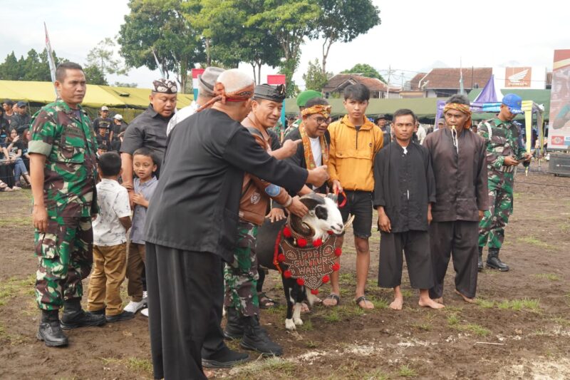 Pelaksanaan Kontes Terbuka Seni Ketangkasan Domba Garut Piala Danrem 062/Tarumanagara, yang dilaksanakan di Lapangan Markas Korem 062/TN, Jalan Bratayudha, Kecamatan Garut Kota, Kabupaten Garut, Sabtu (15/2/2025).