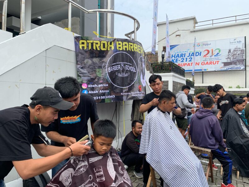 Antusiasme masyarakat Garut mengikuti cukur gratis Barber School Abah Atrox di Car Free Day spesial Hari Jadi ke-212 Kabupaten Garut, yang dilaksanakan di Jalan Ahmad Yani, Kecamatan Garut Kota, Kabupaten Garut, Minggu (16/2/2025).