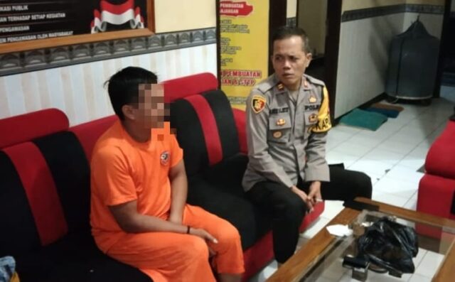 Kepolisian Resor (Polres) Garut melalui Polsek Banjarwangi bertindak cepat menanggapi aduan masyarakat yang disampaikan melalui layanan WhatsApp Taros Kapolres Garut. Seorang pemuda yang mengamuk dan merusak rumah di Kampung Babakan, Desa Tanjungjaya, Kecamatan Banjarwangi, berhasil diamankan petugas pada Jumat (21/02/2025).