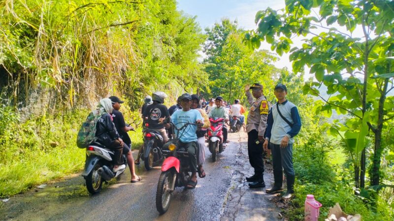 Jajaran Polsek Pameungpeuk bersama instansi terkait, seperti Babinsa 1119/PMPK, PUPR, Damkar, Dishub, Tagana, serta perangkat desa Pameungpeuk dan Bojong, melaksanakan kegiatan monitoring dan evakuasi material pasca bencana alam tanah longsor. Senin (24/02/2025).