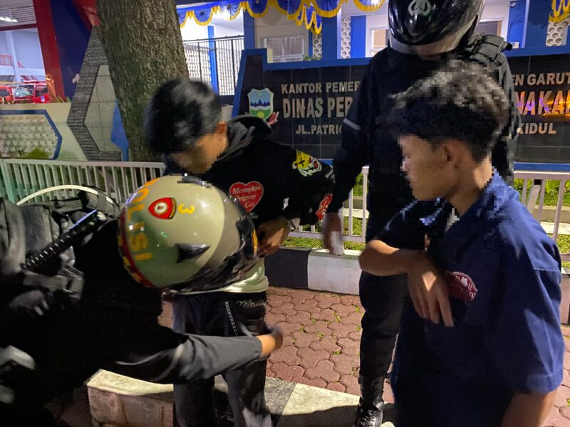Pada hari Kamis, 27 Februari 2025, pukul 02.15 WIB, Tim Patroli Presisi Sat Samapta Polres Garut melaksanakan kegiatan patroli di Jalan Patriot untuk mengantisipasi terjadinya aksi premanisme, kejahatan jalanan, dan pungutan liar (pungli). 