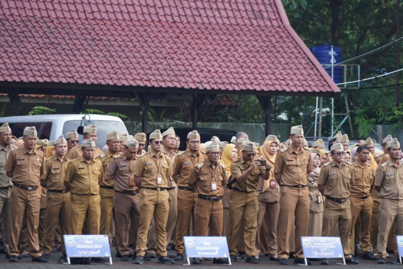 Sejumlah Aparatur Sipil Negara (ASN) di lingkungan Pemerintah Kabupaten Garut mengikuti apel pagi, Senin (24/2/2025). Pemkab Garut resmi menerbitkan Surat Edaran tentang penyesuaian jam kerja ASN selama bulan Ramadan 1446 Hijriah guna menjaga efektivitas pelayanan publik.