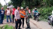 Bhabinkamtibmas dan Babinsa Desa Barusuda, subsektor Cigedug, Polsek Bayongbong, Koramil 1113/Bayongbong bersama sejumlah pihak terkait dan warga sekitar, melakukan pengamanan dan pembersihan material longsor yang menutupi sebagian bahu jalan Cigedug-Cikajang yang dilaksanakan pada hari di Kampung Cikuray, RT 01 RW 09, Desa Barusuda, Kecamatan Cigedug. Minggu (03/03/2025).