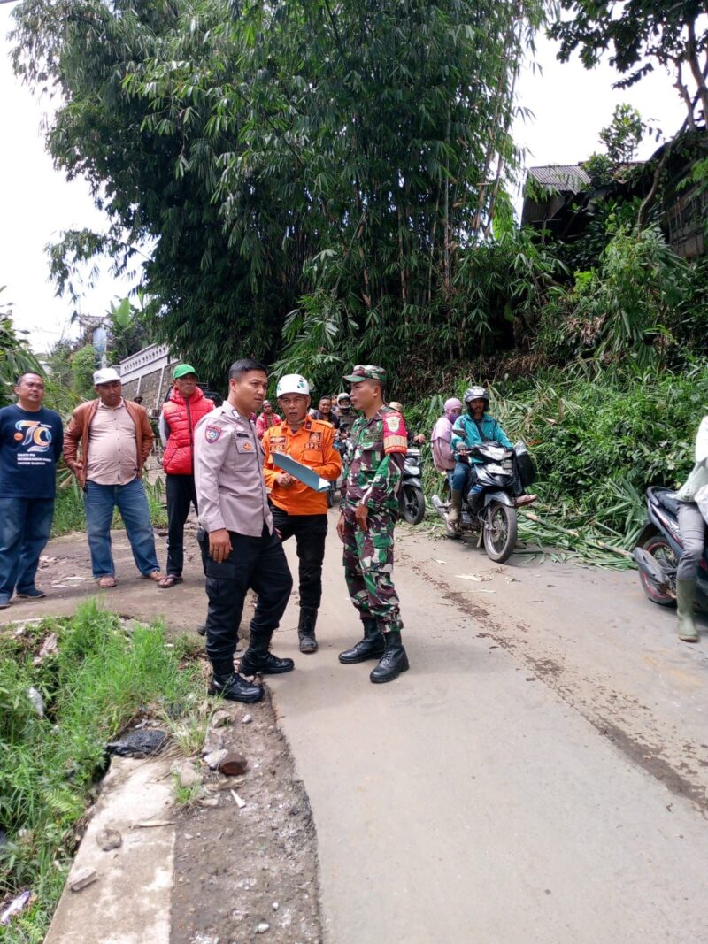 Bhabinkamtibmas dan Babinsa Desa Barusuda, subsektor Cigedug, Polsek Bayongbong, Koramil 1113/Bayongbong bersama sejumlah pihak terkait dan warga sekitar, melakukan pengamanan dan pembersihan material longsor yang menutupi sebagian bahu jalan Cigedug-Cikajang yang dilaksanakan pada hari di Kampung Cikuray, RT 01 RW 09, Desa Barusuda, Kecamatan Cigedug. Minggu (03/03/2025).