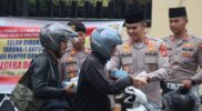Dalam rangka meningkatkan rasa kebersamaan dan kepedulian terhadap sesama, Kapolres Garut AKBP Mochamad Fajar Gemilang, menggelar aksi sosial dengan membagikan takjil kepada masyarakat yang tengah menjalankan ibadah puasa dan helm gratis kepada para pengguna kendaraan yang tidak mengenakan helm saat melintas, Kamis sore (06/03/2025).