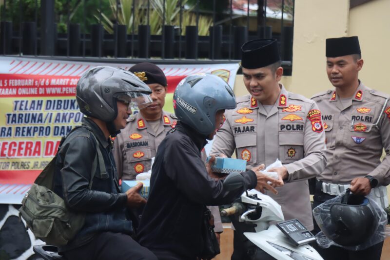 Dalam rangka meningkatkan rasa kebersamaan dan kepedulian terhadap sesama, Kapolres Garut AKBP Mochamad Fajar Gemilang, menggelar aksi sosial dengan membagikan takjil kepada masyarakat yang tengah menjalankan ibadah puasa dan helm gratis kepada para pengguna kendaraan yang tidak mengenakan helm saat melintas, Kamis sore (06/03/2025).