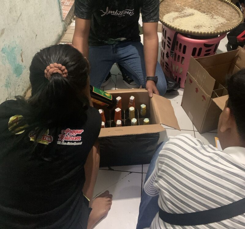 Polres Garut melalui Satuan Reserse Narkoba (Sat Res Narkoba) melaksanakan kegiatan Ops Cipkon Razia Miras Antisipasi Gangguan Kamtibmas 2025 di Kp. Cipicung, Kec. Banyuresmi, Kab. Garut. Minggu malam (09/03/2025).