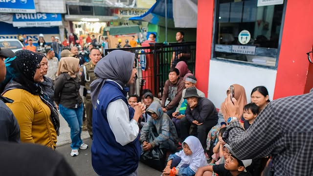 Pelaksanaan penertiban terhadap pengamen hingga pengemis di area Pasar Ceplak, Kecamatan Garut Kota Kabupaten Garut, Minggu (9/3/2024). 
