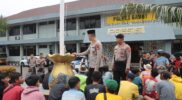 Kapolres Garut, AKBP Mochamad Fajar Gemilang, S.I.K., M.H., M.I.K., memberikan nasihat dan pembinaan kepada masyarakat yang terlibat dalam kegiatan premanisme dan parkir liar di wilayah Kabupaten Garut. Senin (10/03/2025).