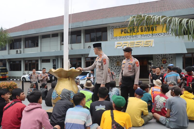 Kapolres Garut, AKBP Mochamad Fajar Gemilang, S.I.K., M.H., M.I.K., memberikan nasihat dan pembinaan kepada masyarakat yang terlibat dalam kegiatan premanisme dan parkir liar di wilayah Kabupaten Garut. Senin (10/03/2025).
