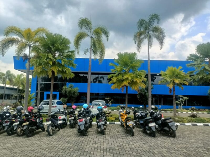 Menjelang Hari Raya Idul Fitri, PT Daux Cosmetics menegaskan komitmennya untuk menjaga stabilitas perusahaan tanpa melakukan pemutusan hubungan kerja (PHK). Di tengah tren PHK massal yang terjadi di berbagai sektor industri, langkah ini menjadi angin segar bagi para karyawan yang khawatir kehilangan pekerjaan di momen penting seperti Lebaran.