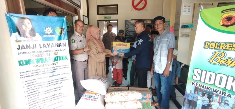 Dalam semangat kepedulian dan berbagi, Polres Garut melalui Seksi Kedokteran dan Kesehatan (Sidokes) menggelar kegiatan Jum’at Berkah dengan berbagi kepada anak yatim dari Yayasan Al-Usman, Sucinaraja, Garut.