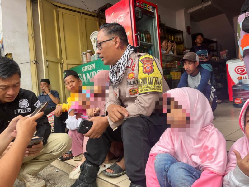 Sikap humanis seorang anggota kepolisian kembali menjadi sorotan. Bripka Yanto, anggota Polsek Tarogong Kaler, dengan sukarela mengasuh dua anak yatim piatu yang terlantar setelah sang ayah dipenjara karena kasus pencurian, sementara ibunya terbaring sakit akibat stroke.