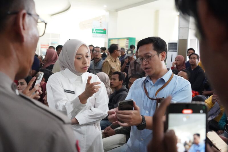 Wakil Bupati Garut, Putri Karlina, meninjau pelayanan di Kantor Samsat Garut pada Selasa (25/3/2025). Dalam kesempatan ini, ia berinteraksi langsung dengan masyarakat dan menekankan pentingnya pemanfaatan program pemutihan pajak kendaraan bermotor yang digagas Pemprov Jabar.