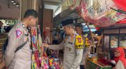 Dalam upaya mengantisipasi maraknya premanisme dan praktik pungutan liar yang meresahkan masyarakat, Kapolres Garut, AKBP Mochamad Fajar Gemilang, turun langsung ke lapangan untuk melakukan pengecekan terhadap kondisi Pusat perbelanjaan di Jalan utama Kota Garut. Kamis (27/03/2025).