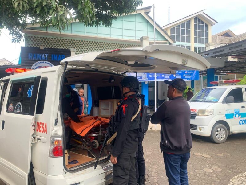 Penemuan mayat wisatawan tenggelam yang terjadi di Pantai Sayang Heulang, Kecamatan Pameungpeuk, Kabupaten Garut. Kamis (03/04/2025).