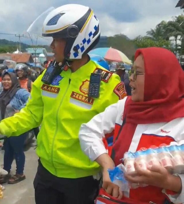 Kasat Lantas Polres Garut, Iptu Aang Andi Suhandi, SAP menyapa sejumlah pemudik Lebaran 1446 Hijriah yang melintas di Pemindangan One Way jalur Limbangan-Malangbong, Garut, Jawa Barat.