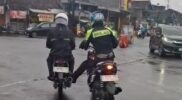 Seorang pengendara motor yang mengalami mogok mendapatkan bantuan dari petugas polisi yang sedang jaga di Jalan Sukadana, Minggu (06/04/2025).