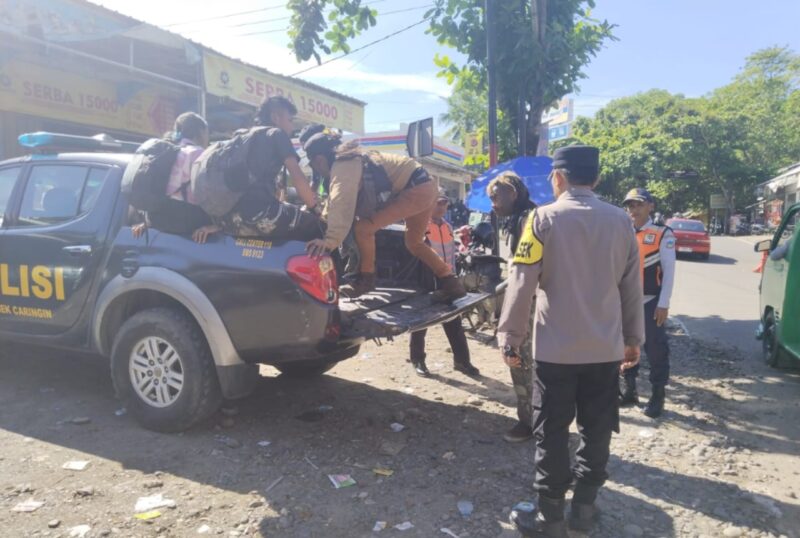 Polres Garut melalui Polsek Caringin bersama Kapospam Wisata Pantai Rancabuaya melaksanakan kegiatan penertiban terhadap anak punk jalanan di sekitar wilayah wisata Rancabuaya, Kabupaten Garut. Minggu (06/04/2025).