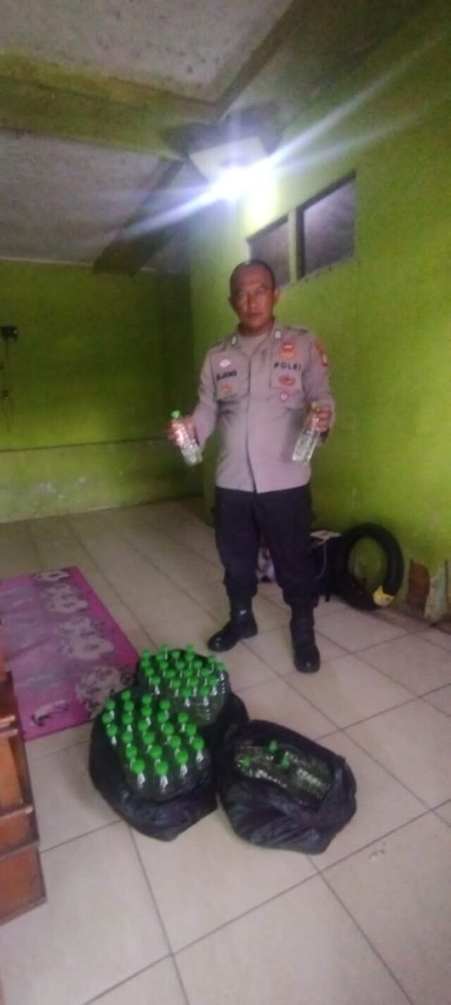 Dalam rangka memberantas peredaran minuman keras (miras) dan obat-obatan terlarang di wilayah hukum Polsek Limbangan, Polres Garut melalui Polsek Limbangan menggelar operasi dengan sasaran utama pada warung dan kios yang diduga menjual miras dan obat-obatan terlarang. Rabu (09/04/2025).