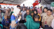 Wakil Bupati Garut, dr. Hj. Putri Karlina, berinteraksi langsung dengan masyarakat saat meninjau pelaksanaan Roadshow Pelayanan Terpadu di Kecamatan Wanaraja, Kamis (10/4/2025). Kegiatan ini menjadi bagian dari upaya Pemkab Garut dalam mendekatkan pelayanan publik yang mudah, cepat, dan gratis kepada warga. 
