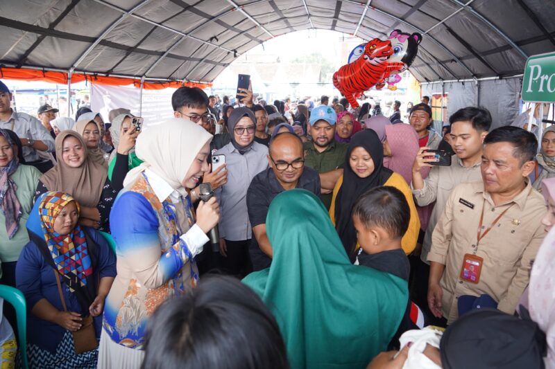 Wakil Bupati Garut, dr. Hj. Putri Karlina, berinteraksi langsung dengan masyarakat saat meninjau pelaksanaan Roadshow Pelayanan Terpadu di Kecamatan Wanaraja, Kamis (10/4/2025). Kegiatan ini menjadi bagian dari upaya Pemkab Garut dalam mendekatkan pelayanan publik yang mudah, cepat, dan gratis kepada warga. 