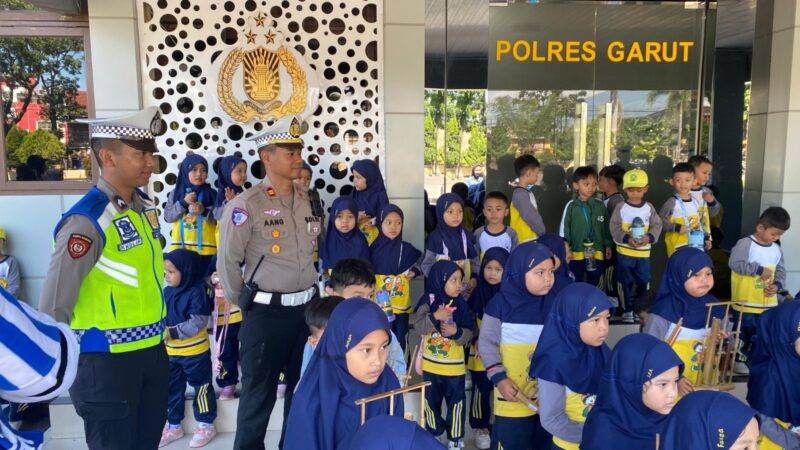 Satlantas Polres Garut kembali menunjukkan komitmennya dalam membangun kedekatan antara polisi dan anak-anak melalui kegiatan edukatif bertajuk “Polisi Sahabat Anak”. Kali ini, kegiatan dilaksanakan bersama siswa-siswi dari TK Aisah, di Halaman Mako Polres Garut. Rabu (23/04/2025).
