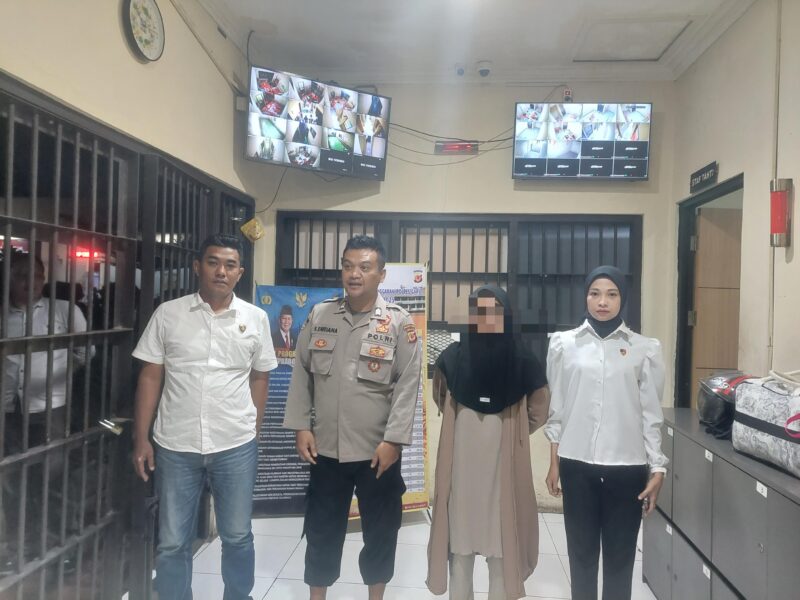 Polres Garut melalui Unit II Tindak Pidana Korupsi (Tipidkor) Sat Reskrim Polres Garut telah melakukan penahanan terhadap seorang perempuan berinisial R, atas dugaan tindak pidana penipuan dan/atau penggelapan yang berkedok arisan online. Jumat (25/04/2025).