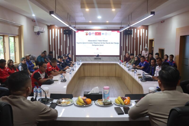 Pada hari Sabtu, 26 April 2025, telah di laksanakan kegiatan Silaturahmi dan Halal Bihalal Kapolres Garut AKBP Mochamad Fajar Gemilang, S.I.K., M.H., M.I.K., bersama pimpinan serikat buruh dan pekerja se-Kabupaten Garut. 