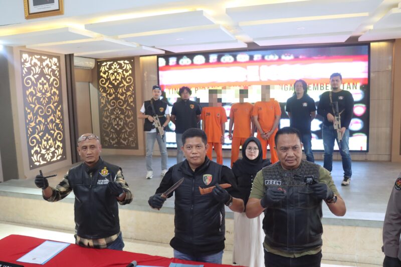 Polres Garut melalui Unit Jatanras Sat Reskrim Polres Garut berhasil amankan 3 pelaku pencurian dengan pemberatan yang terjadi pada Minggu tanggal 06 April 2025 Sekira Pukul 19.00 Wib Di Jl. Mayor Syamsu No. 03 Rt. 003 Rw. 002 Desa/ Kel. Jayaraga Kec. Tarogong Kidul Kab. Garut. Selasa (29/04/2025).
