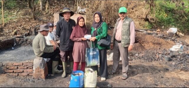 Kepedulian nyata ditunjukkan oleh Ihat Solihat, anggota DPRD Kabupaten Garut dari Fraksi PKB, yang langsung turun ke lapangan untuk mengunjungi rumah warga di Kampung Cibadak Rt 03/10 Ds Sindanggalih Kec Karangtengah Kabupaten Garut, yang mengalami musibah kebakaran.
