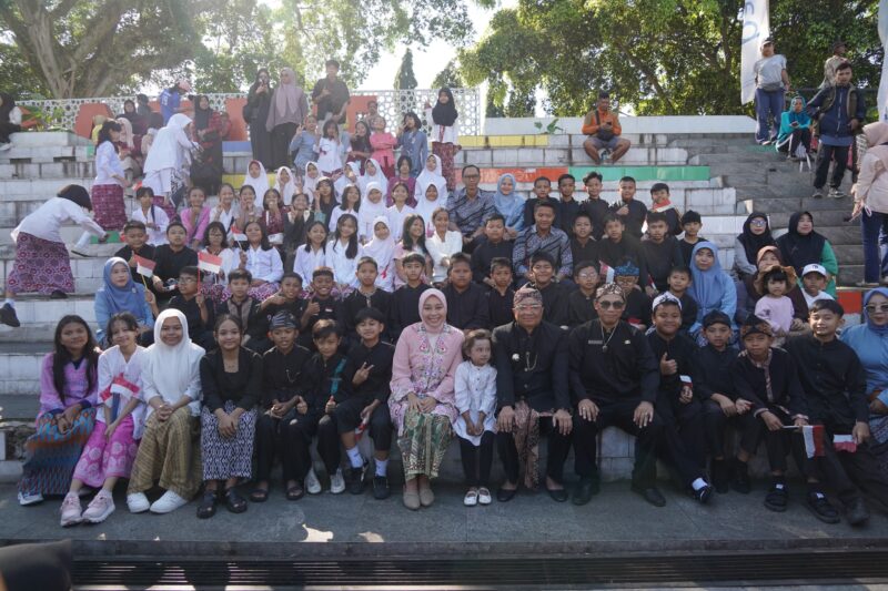 Bupati Garut, Abdusy Syakur Amin, menyampaikan amanat penting dalam Upacara Hari Pendidikan Nasional (Hardiknas) yang diselenggarakan di Alun-alun Garut, Jalan Ahmad Yani, Kecamatan Garut Kota, Kabupaten Garut, pada Jum'at (2/5/2025).