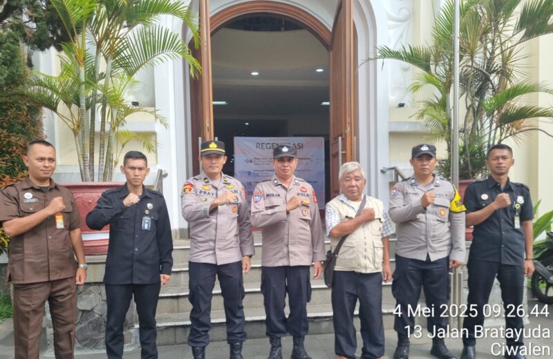 Dalam rangka menjaga keamanan dan ketertiban masyarakat, khususnya umat Kristiani yang sedang melaksanakan ibadah, Polres Garut menerjunkan personel untuk melakukan penjagaan di enam gereja yang tersebar di wilayah Kabupaten Garut.