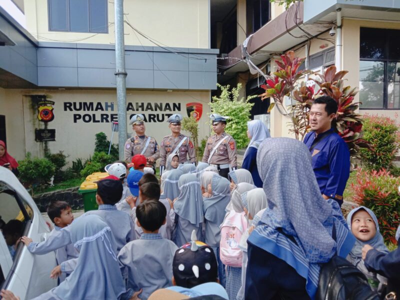 Satlantas Polres Garut kembali menunjukkan komitmennya dalam membangun kedekatan antara polisi dan anak-anak melalui kegiatan edukatif bertajuk “Polisi Sahabat Anak”. Kali ini, kegiatan dilaksanakan bersama siswa-siswi dari TK Al Irsyad, di Halaman Mako Polres Garut. Selasa (06/05/2025).