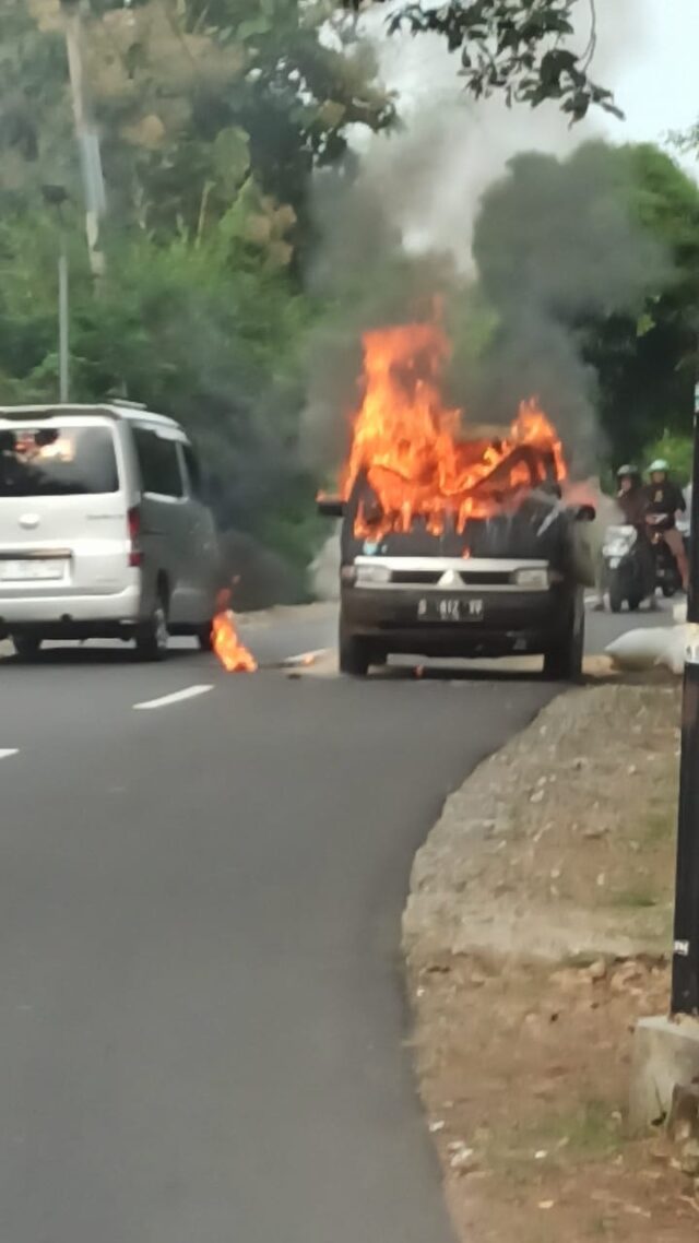 Sebuah mobil jenis Cold TSS 120 dengan Nomor Polisi: D 1812 QV dilaporkan terbakar di Jalan Raya Pasopati, tepatnya di Kampung Pasir Angin, Desa Dungusiku, Kecamatan Leuwigoong, Kabupaten Garut, Rabu (07/05/2025).